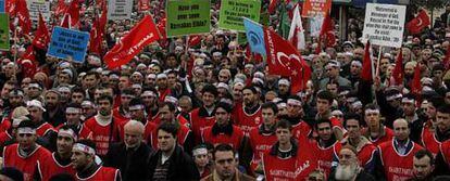 Manifestantes turcos con banderas del Partido de la Felicidad durante la marcha contra Benedicto XVI en Estambul.