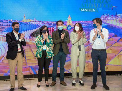 Clausura del XV Congreso provincial extraordinario del PP de Sevilla, con Virginia Pérez, Teodoro García Egea y Loles López, en el centro.