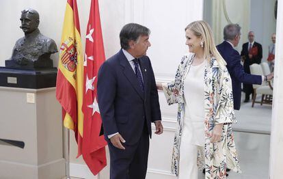 Cifuentes se reuni&oacute; este mi&eacute;rcoles con el presidente del Colegio de Farmac&eacute;uticos, Luis Gonz&aacute;lez.