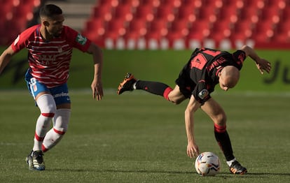 Yangel Herrera (izquierda) y Jon Guridi, en una acción del Granada-Real Sociedad.