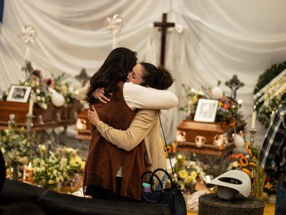 Familiares de las tres jóvenes asesinadas, se abrazan durante su funeral, en Colotlán, el 22 de enero de 2023.