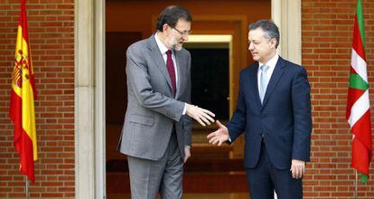 Rajoy y Urkullu se saludan, ayer, en la puerta del palacio de La Moncloa.