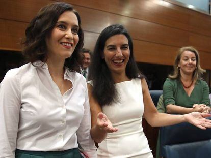 Isabel Díaz Ayuso y Rocio Monasterio, en la Asamblea de Madrid el pasado agosto. En vídeo, declaraciones de ambas dirigentes.