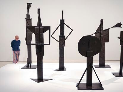 Un hombre observa el grupo de esculturas que componen la obra 'Los bañistas' en la exposición 'Picasso escultor. Materia y cuerpo', este lunes en el Museo Picasso de Málaga.