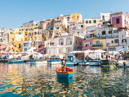 Vista de Marina Corricella, el barrio pesquero más antiguo de Procida (Italia).