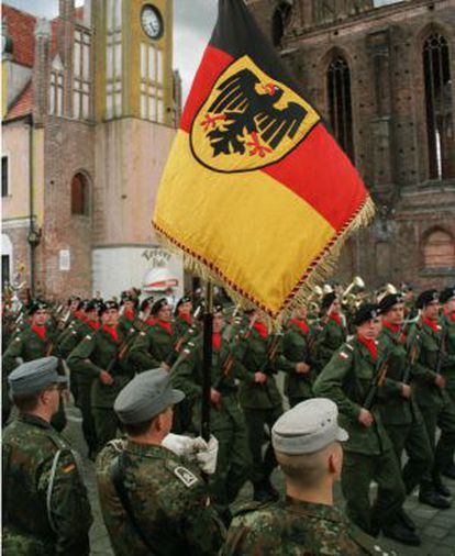 Soldados alemanes y polacos desfilan, en una imagen de archivo.