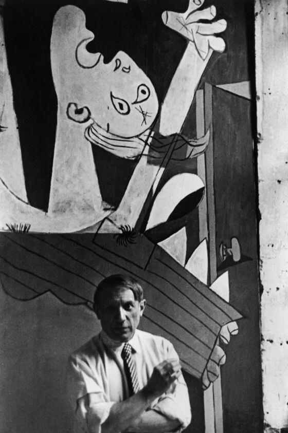 Pablo Picasso frente a su obra 'El Guernica' el 12 de julio de 1937, fecha en que se mostró por primera vez, en el Pabellón Español de la Exposición Internacional de París