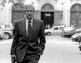 El ex juez Javier Gómez de Liaño en los alrededores del Tribunal Supremo en una foto de 1998.