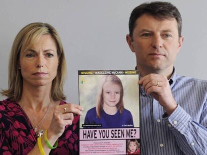 Kate y Gerry McCann con una foto de su hija desaparecida. En vídeo, tráiler del documental.