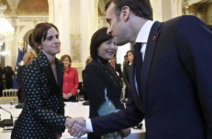 El presidente francés Emmanuel Macron saluda a la actriz británica Emma Watson en un encuentro por la igualdad en el palacio del Elíseo, en París, el martes 19 de febrero de 2019.