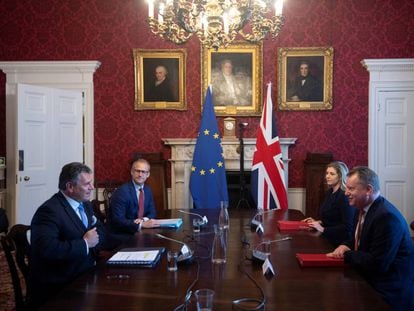 El ministro británico del Brexit, David Frost (izq.) durante la reunión con  el vicepresidente de la Comisión Europea, Maros Sefcovic, en Londres