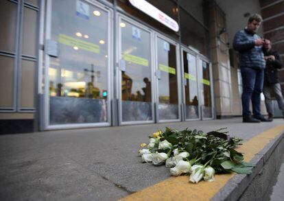 Flores depositadas frente a la estación del metro de San Petersburgo en que se produjo un atentado el pasado 2 de abril.