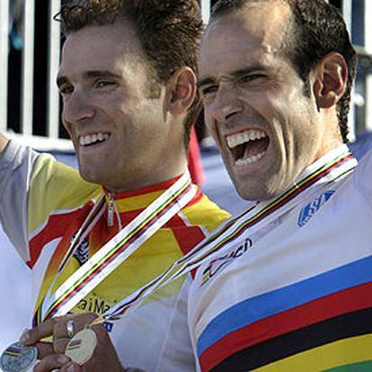 Igor Astarloa y a su derecha Alejandro Valverde, en el podio tras conquistar el oro y la plata en el Mundial de 2003.
