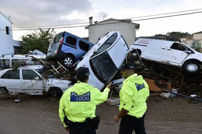 La policia local recorre les zones afectades per les inundacions a Sant Llorenç des Cardassar.