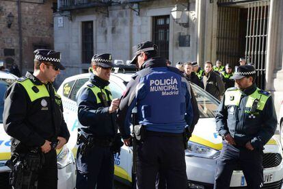 Agentes de la Policía Municipal en la plaza de la Villa el pasado febrero.