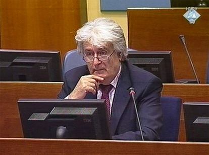 El líder Radovan Karadzic en una imagen de televisión durante el juicio por genocidio ante el Tribunal Internacional para la Antigua Yugoslavia.