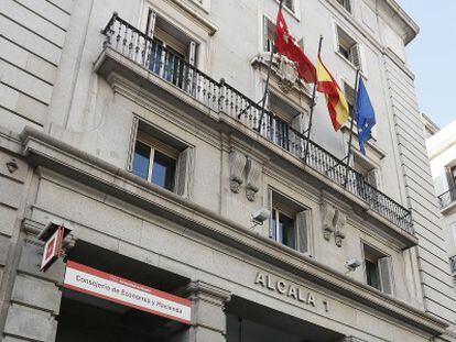 Edificio en el n&uacute;mero 1 de la calle Alcal&aacute; puesto a la venta por la Comunidad de Madrid. 
