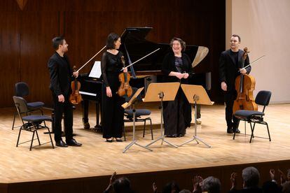 Elisabeth Leonskaja saluda junto a miembros del Cuarteto de la Staatskapelle de Berlín tras su interpretación del Cuarteto con piano op. 25 de Brahms el pasado lunes.