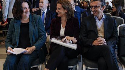 Nicola Speroni en febrero de 2023 durante el 'Encuentro Energía 2023', en Madrid (España), junto a la directora de Expansión, Ana Isabel Pereda y la vicepresidenta tercera y ministra de para la Transición Ecológica y el Reto Demográfico, Teresa Ribera.