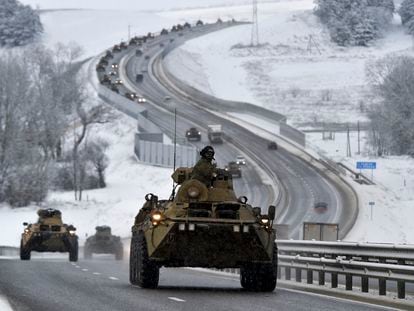 Un convoy de tanques rusos, por una carretera de Crimea, el martes.