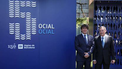 El president de la Generalitat, Carles Puigdemont, amb el president d&#039;Agbar, &Aacute;ngel Sim&oacute;n.