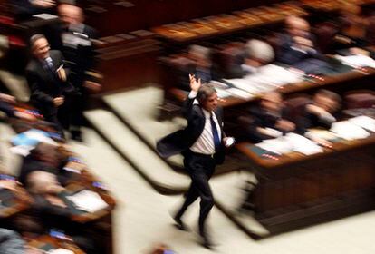 Un miembro del parlamento italiano corre para votar en el día que se decide la inmunidad del primer ministro italiano Silvio Berlusconi en el caso 'Mills'.