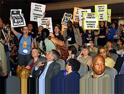 Protesta de miembros de ONG durante la intervención del secretario de Salud de Estados Unidos.