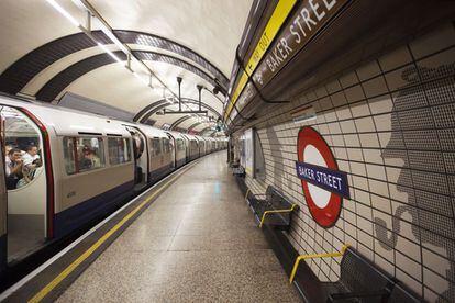 La parada de metro de Baker Street, calle donde residía Sherlock Holmes en las novelas de Arthur Conan Doyle, es una de las más antiguas del metro de Londres. Se inauguró en 1863 como una de las estaciones de la 'Metropolitan', la primera línea subterránea del mundo.