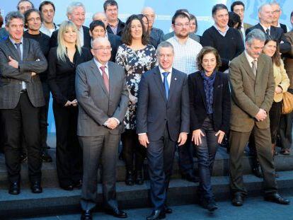 Miembros del Consejo del Euskera, presidido por I&ntilde;igo Urkullu, en la reuni&oacute;n celebrada en Vitoria este lunes. 