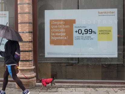 Carteles con ofertas de hipotecas en una sucursal bancaria en Sevilla.