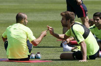 Piqué conversa con Mascherano en un entrenamiento del Barcelona.