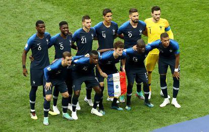 Los jugadores franceses posan para la foto oficial antes del partido.