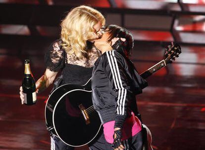 Madonna besa a otra mujer en el concierto que ofreció ayer en París.