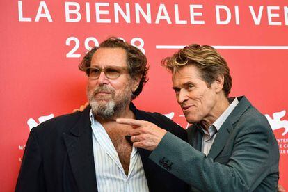 Julian Schnabel y Willem Dafoe atienden a los fotógrafos en su posado en Venecia.