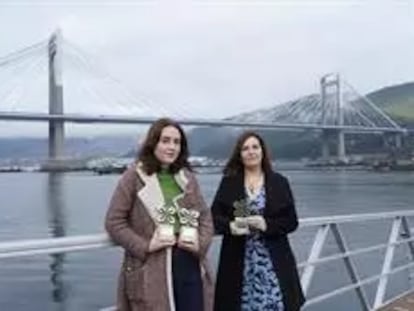 Berta Dávila y Ledicia Costas posan con sus premios ante el puente de Rande.