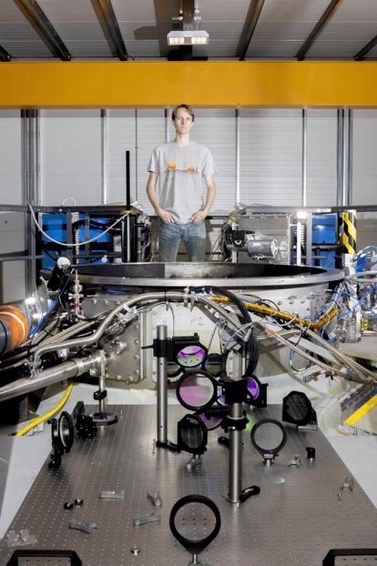 Nicholas Hawker, junto a la máquina Machine 3, con la que desarrolla su modelo de fusión.