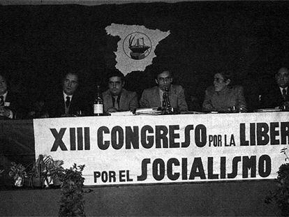 Mesa presidencial del XIII Congreso del PSOE, celebrado en Suresnes en octubre de 1974, en la que se puede ver a François Mitterrand y Alfonso Guerra.