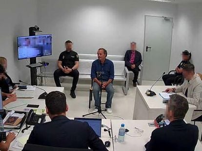 Fernando Presencia, en el centro con camisa azul, durante su declaración en la Audiencia Nacional el 29 de junio.