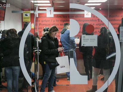Usuarios en el punto de información de TMB del intercambiador de Diagonal.
 