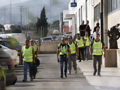 Agentes de la Guardia Civil a su salida de la imprenta.