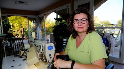 Fini Sánchez, presidenta de la Asociación Ilicitana de Aparadoras y Trabajadoras del Calzado, en su domicilio.