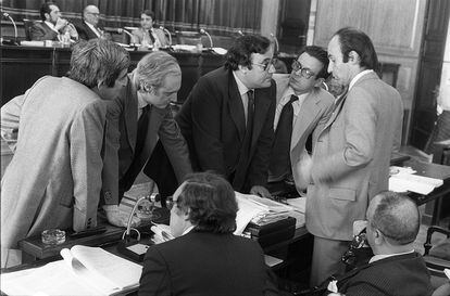 De izquierda a derecha, Gabriel Cisneros, José Pedro Pérez-Llorca, Gregorio Peces-Barba, Miguel Herrero y Miquel Roca, en presencia de Jordi Solé Tura y Manuel Fraga (de espaldas), antes de proceder a la votación de la Constitución en 1978.