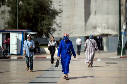 Varias mujeres caminan por Rabat, capital de Marruecos, el 1 de octubre.