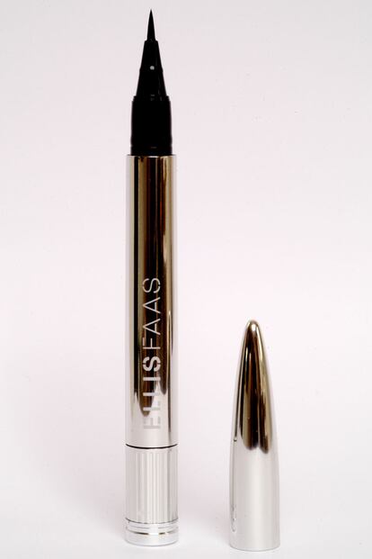 El eyeliner más cómodo a prueba de pulsos débiles. Es de Ellis Faas (se vende en Le Secret Du Marais) y tiene un cómodo aplicador con forma de rotulador.