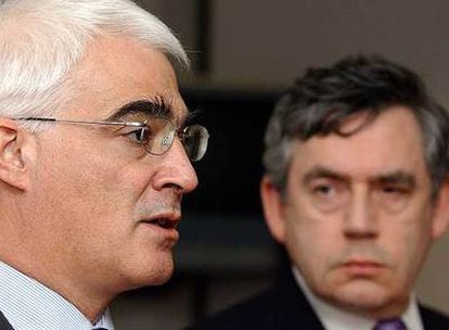 El ministro del Tesoro, Alastair Darling, junto al primer ministro Gordon Brown.