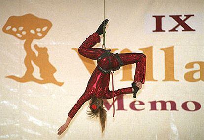 Una de las participantes en el Festival Gimnástico Villa de Madrid celebrado en la instalación deportiva municipal San Blas.