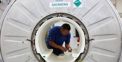 Un trabajador, en una m&aacute;quina de resonancia magn&eacute;tica de Siemens Healthineers, en Shenzhen (China).