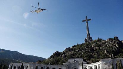 El helicóptero con el féretro de Francisco Franco abandona el Valle de los Caídos. 