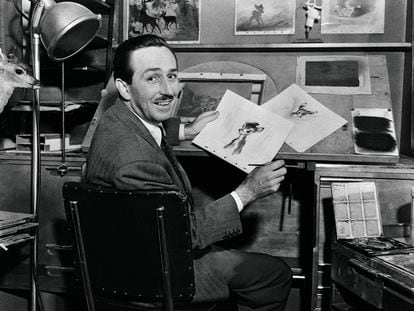 Walt Disney con unos bocetos durante la preparaci&oacute;n de Bambi. 