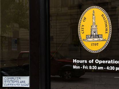 Un cartel en el Ayuntamiento de Baltimore hace referencia a la 'caída' de los sistemas debido al 'hackeo', el pasado 10 de mayo.